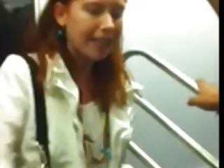 Nu a reușit flash - roșcată femeie devine foarte supărat în tren nu a reușit