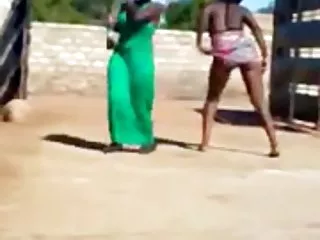 Până când o tânără frumoasă scăldat în piscină, un fel de vechi împrumutate de toate hainele lor secrete obiective. drăguț copil nu confuz și a bătut la primul disponibil un apartament. simpatic tipul a avut o fată foarte călduroasă, отлизав-i dulce gaură între picioare și trăgând strâns în anus la o un penis imens.