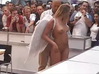 Denise, nud în public ca un înger, pe care statul gol