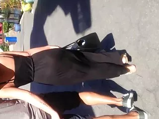 Asia de centura, a se vedea prin rochie neagră din asia sling
