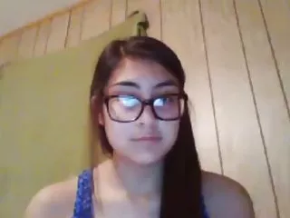 Timid jumătate din asia adolescent tocilar fată iubește mea penis urias